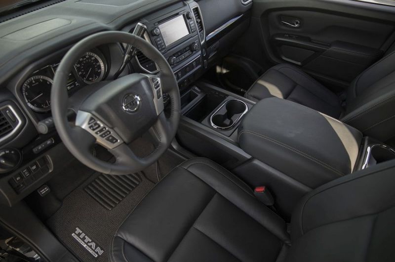 A Nissan különösen odafigyelt a Midnight Edition modellek belső terére
