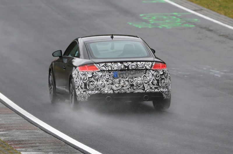 Audi TTS tesztelés alatt a Nürburgringen, hátsó nézetből
